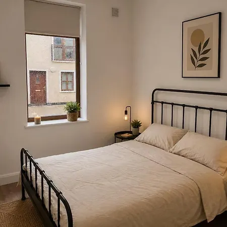 Stylish In Town Centre Sleeps 3 克利夫登
